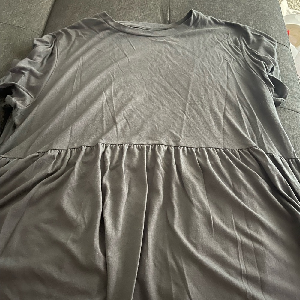 American Eagle hemmed top